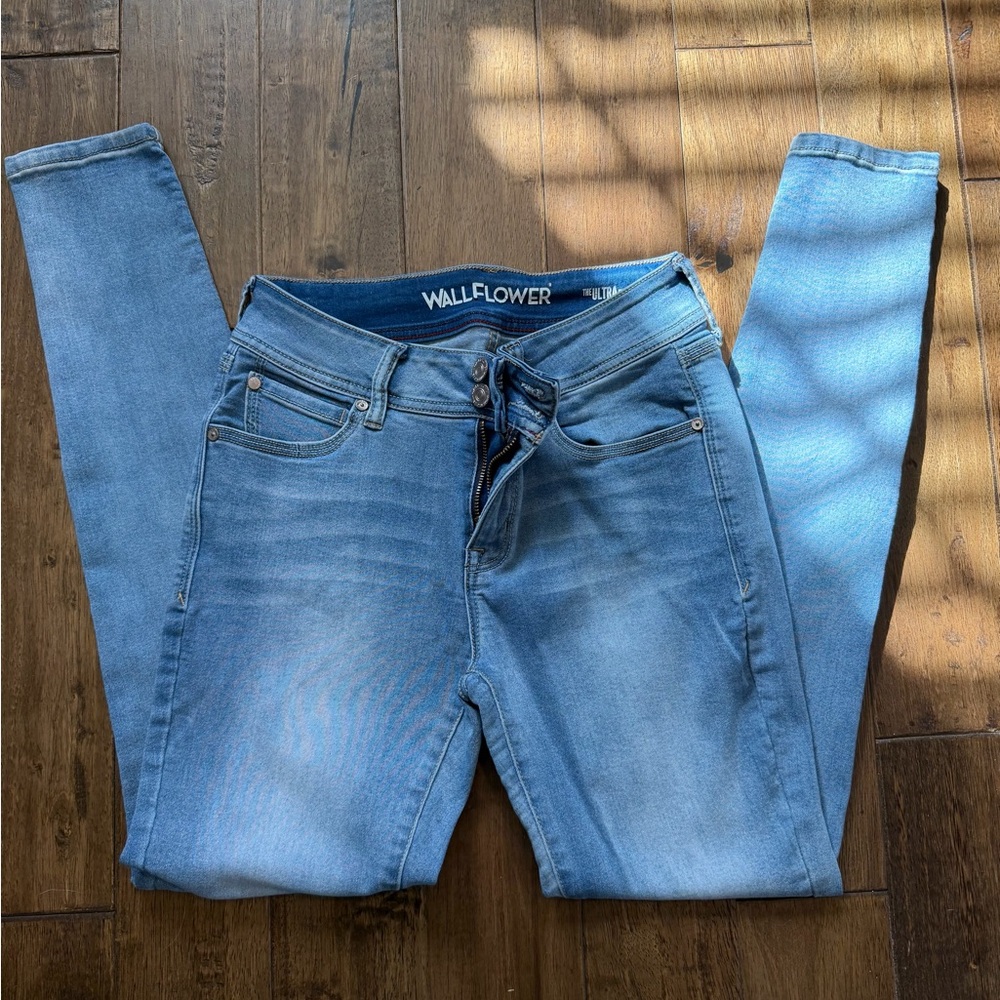 Wallflower Women's Light Blue Skinny Jeans